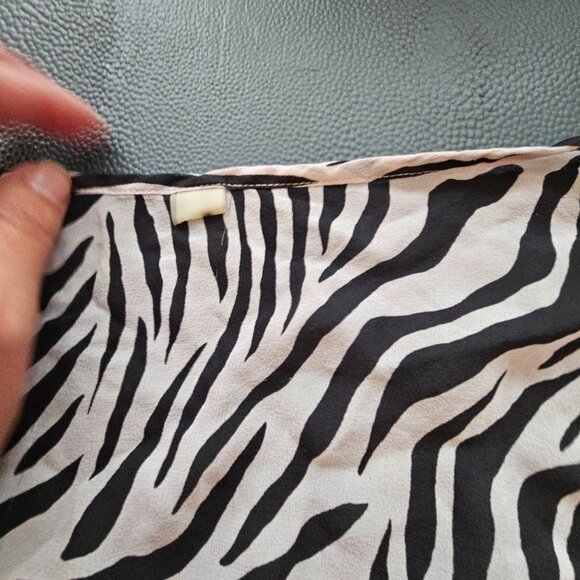 Victoria's Secret Zebra Coverup - Picture 4 of 5